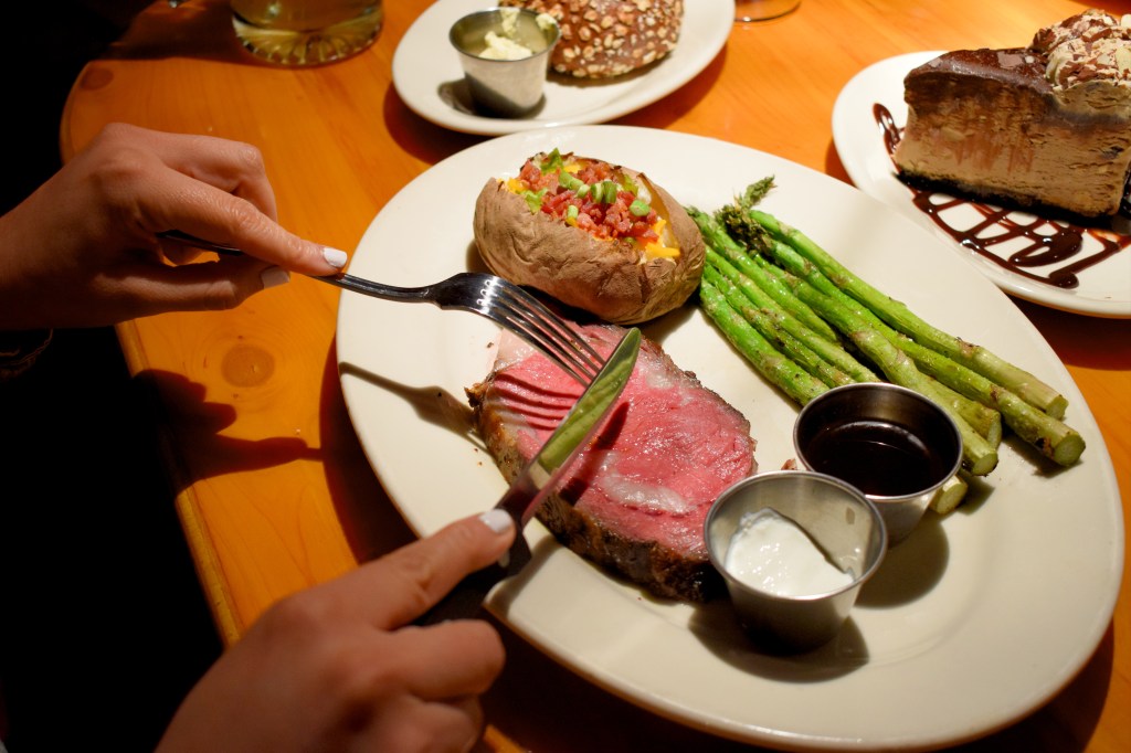 Wednesday Deal: Prime Rib & Mud Pie Special + 50% off Wine at Black&nbsp;Angus